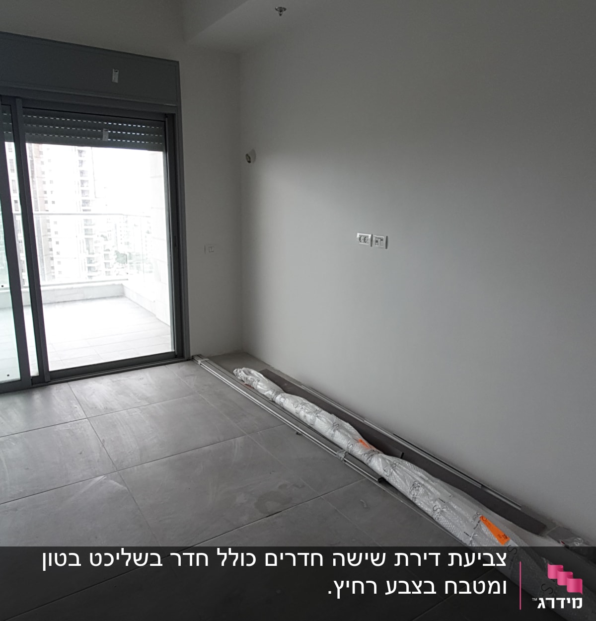 חדר ריק עם קיר צבוע ולוחות ארוזים על הרצפה